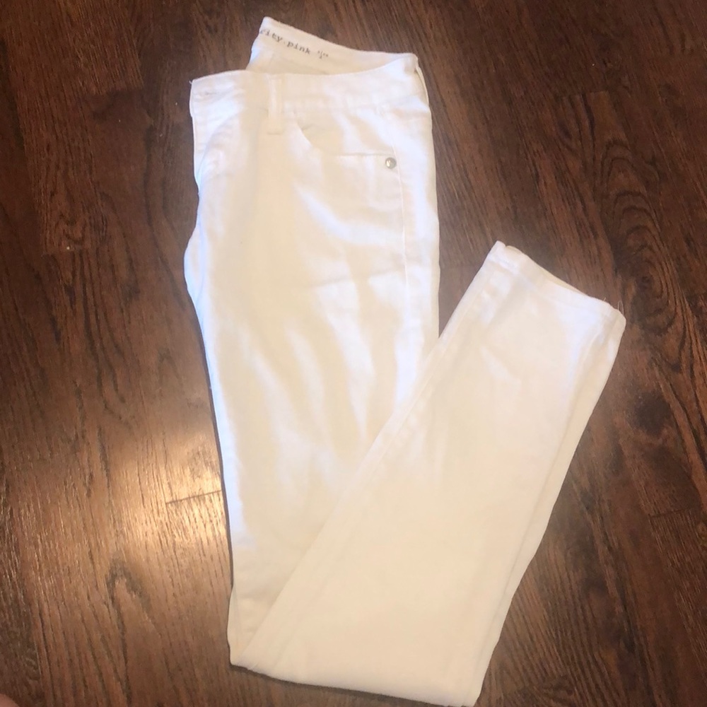 White pants/skinny jeans